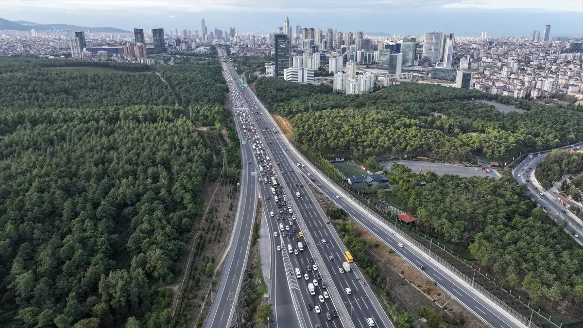 istanbulda haftanin ilk is gununde trafik yogunlugu JQW31HY5