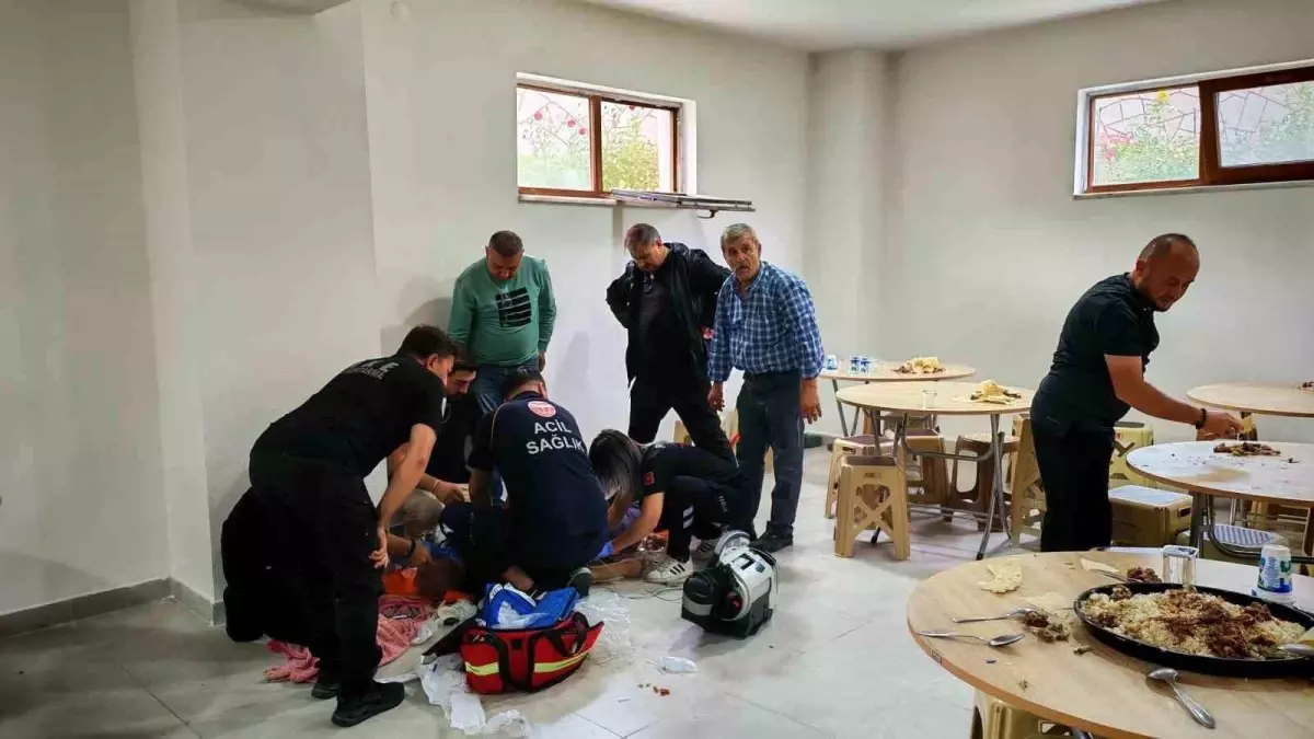 boluda hacet bayraminda nefes borusuna et kacan 72 yasindaki adam kalp masaji ile kurtarildi DaBg5dVt