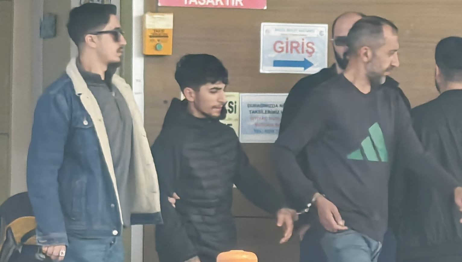 bursada uyusturucuoperasyonu 2 gozalti L8YsWT4s.jpg