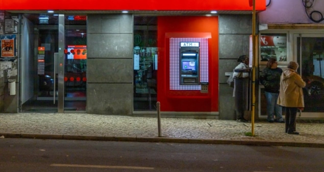 koklu banka 76 subesini tek tek kapatiyor 24nJ8e3J.jpg