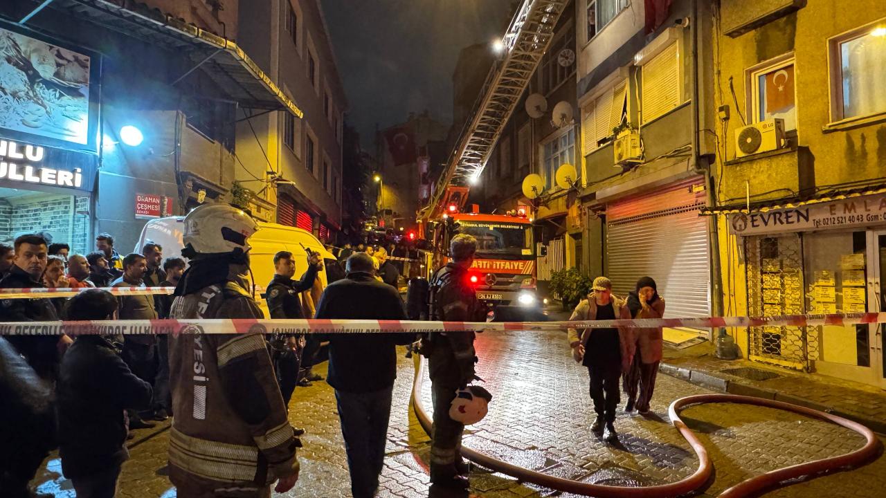 fatihte binanin catisinda yangin 1zyw9irQ.jpg