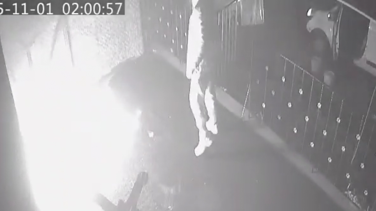 istanbulda kadini darbedilmekten kurtaran esnafin dukkanini atese verdi wXLXOXLf.jpg