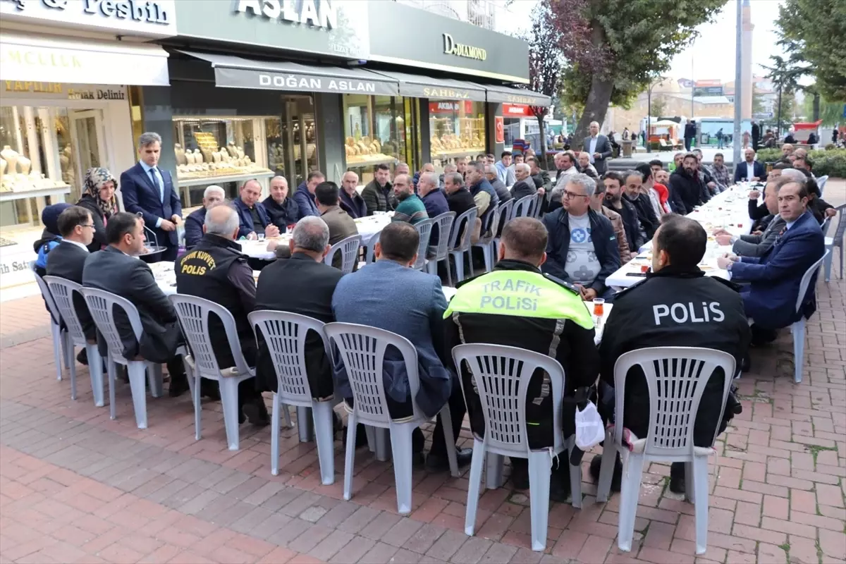 kirsehirde emniyet ve esnaf bulusmasi qyn9aJWQ.jpg