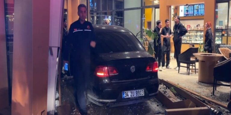 bakirkoyde-yoldan-cikan-otomobil-kafeye-girdi-6-yarali-WstFWjly