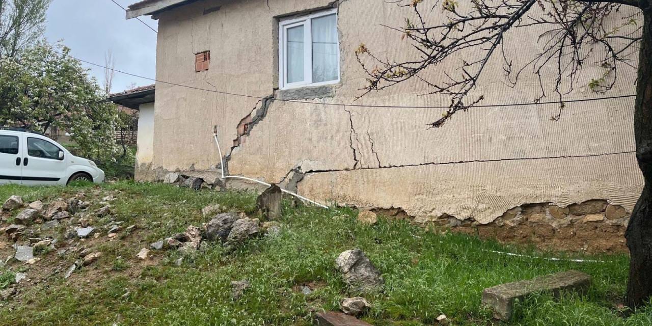 Şiddetli Yağışlar Sonrası Toprak Kaymaları: 9 Yapı Etkilenirken, 1 Ev Kullanılamaz Hale Geldi
