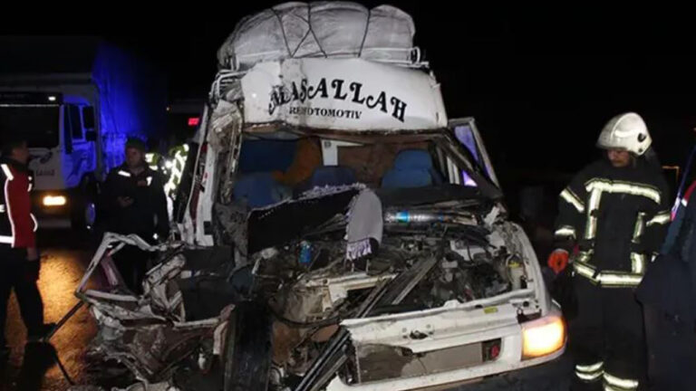 tarim-iscilerini-tasiyan-minibus-tira-arkadan-carpti-12-yarali-HS7fsbIa