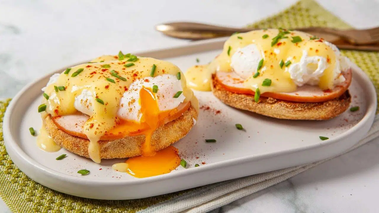 Brunch sofralarinin vazgecilmezi eggs benedict tarifi 6q6qPgDS