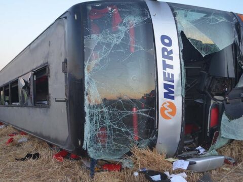 Cift katli yolcu otobusu devrildi cok sayida yarali var ySqz475C