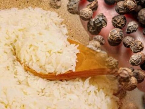 Pilavin dibi hic tutmuyor piserken ekleyince lezzeti yerine geliyor tane tane oluyor GAWifnGk
