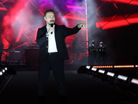 Sinan akcil konyada muzikseverlerle bulustu j2RAP4CL