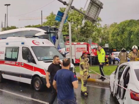 Son dakika eyupsultanda trafik kazasi sofor otobusun icinde sikisti RUxEHaYx